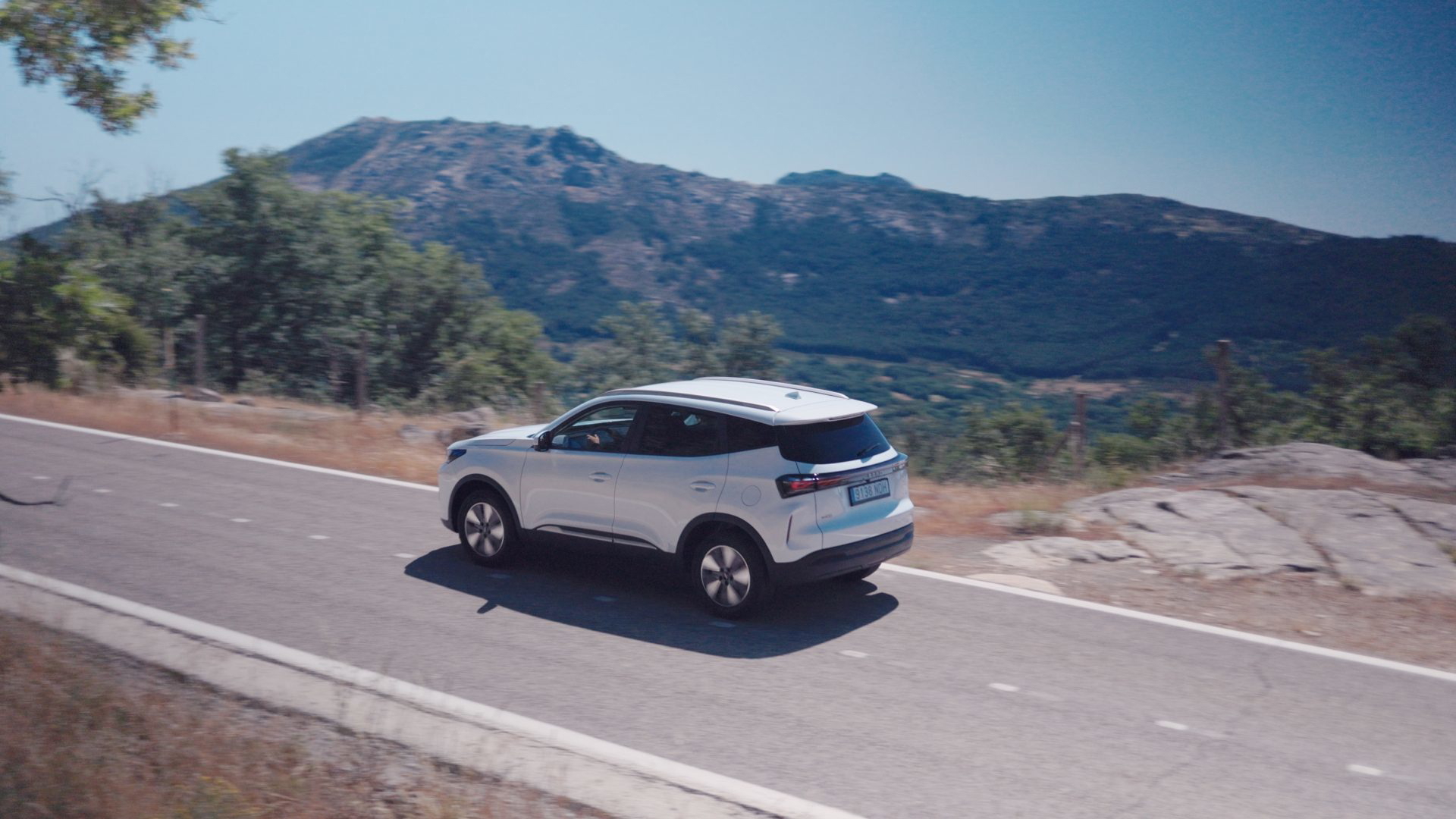 Este SUV combina diseño moderno y potencia, ideal para quienes buscan alternativas a híbridos.