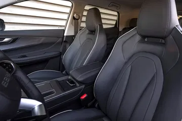 Habitáculo de diseño moderno y acentos en contraste, comodidad asegurada.