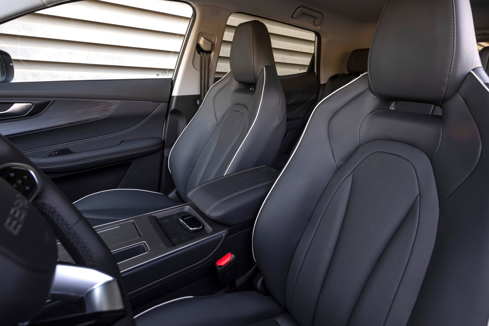 Habitáculo de diseño moderno y acentos en contraste, comodidad asegurada.