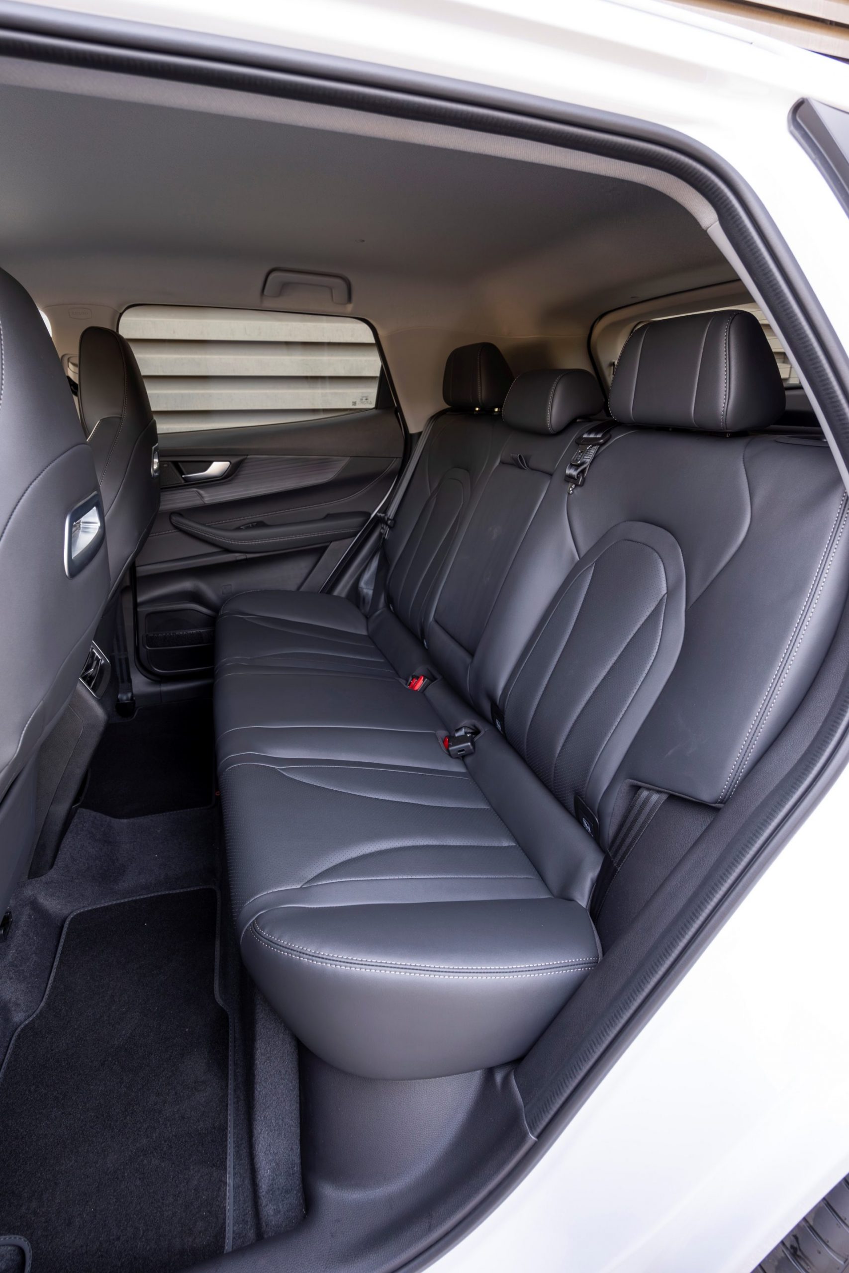 Habitáculo trasero bien equipado con asientos cómodos y espacio generoso.