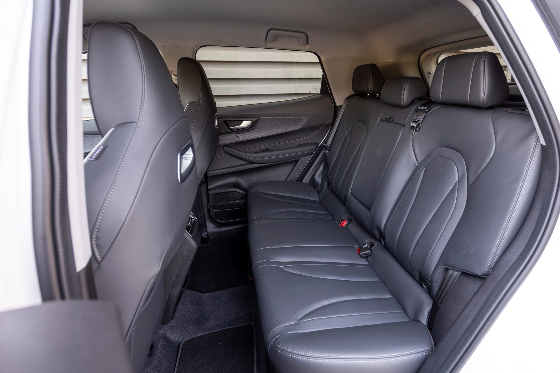 El interior del Ebro S400 2025 ofrece un espacio cómodo y moderno en la parte trasera.