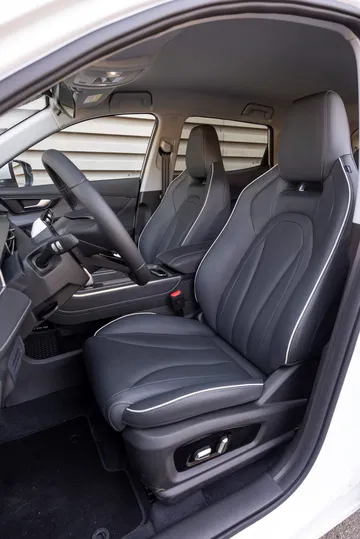 Interior elegante y cómodo, ideal para disfrutar cada trayecto.