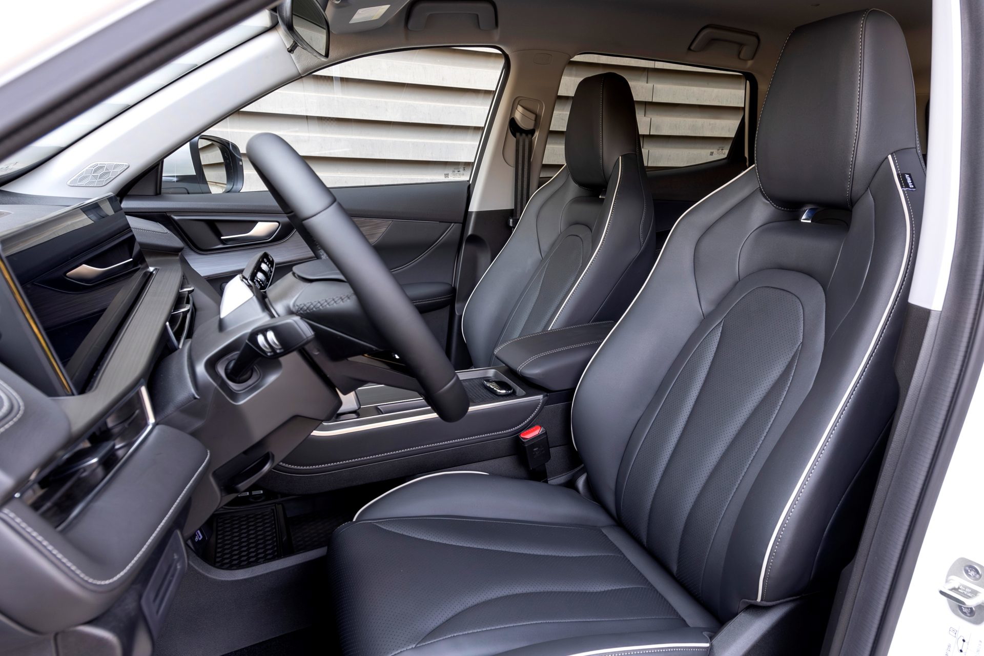 El interior muestra asientos cómodos y un diseño moderno, con acabados de calidad.