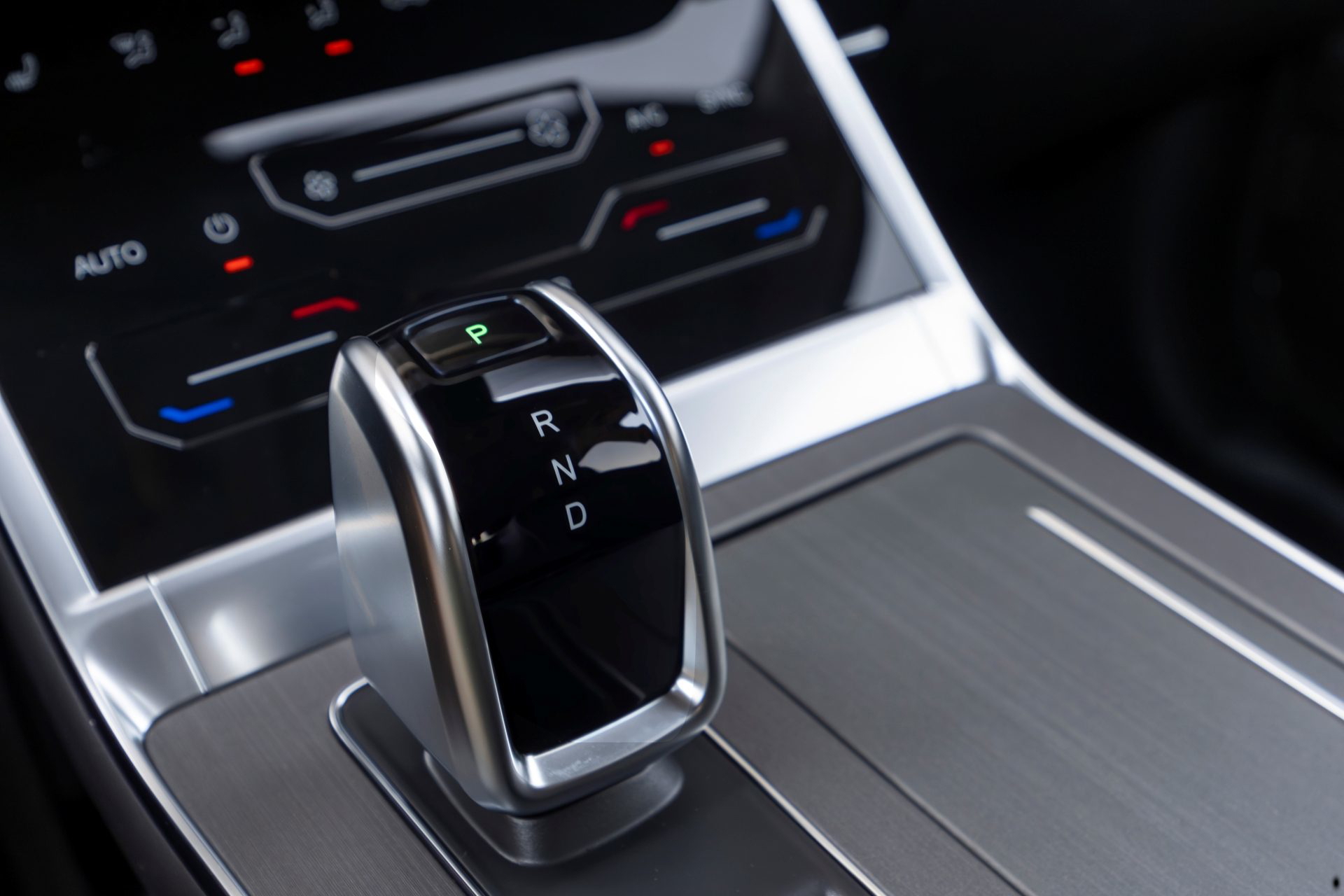 Detalle del selector de marchas que destaca por su tecnología y modernidad.