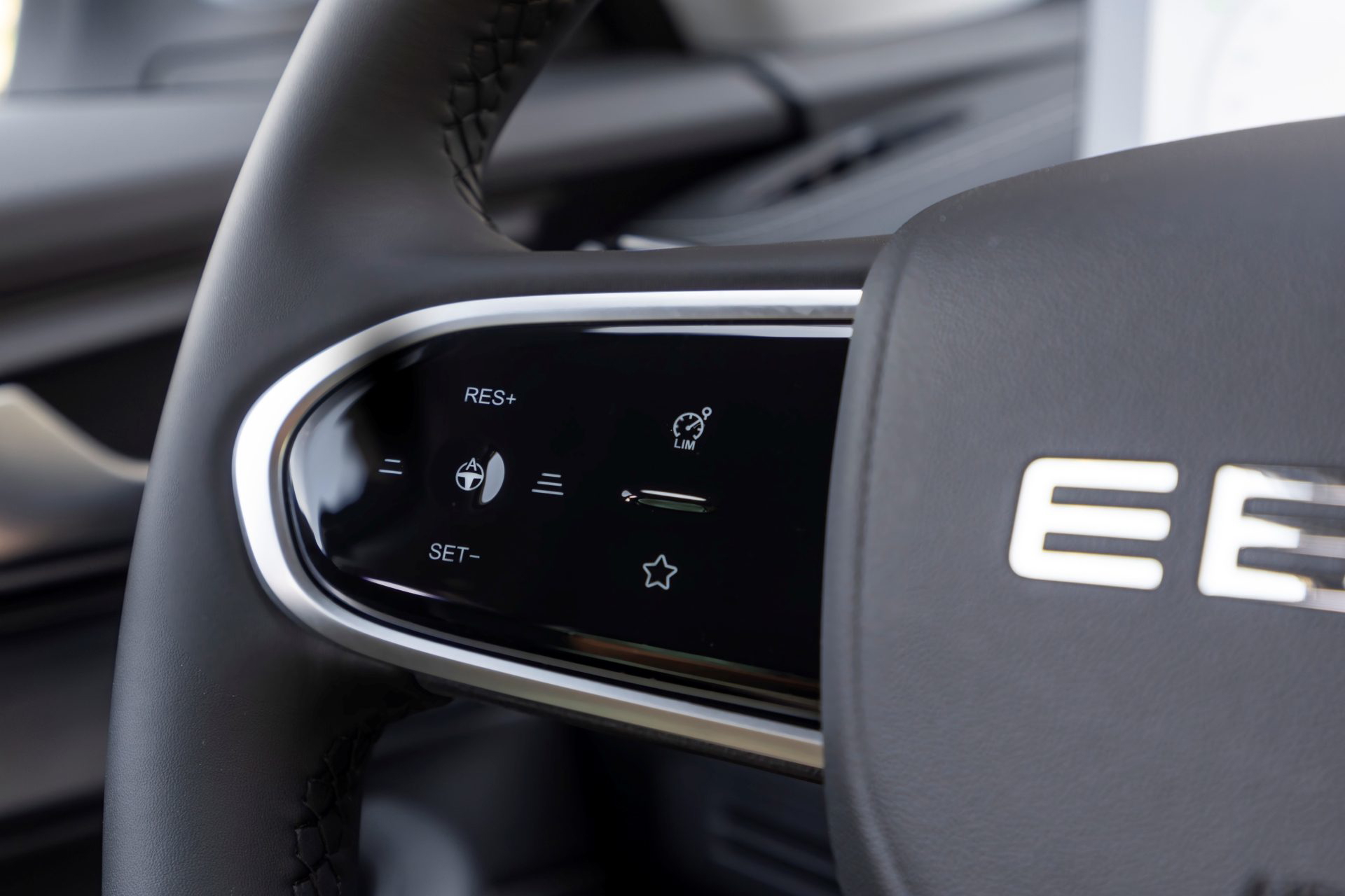 El volante muestra controles modernos para un manejo intuitivo.