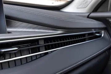 Diseño moderno del salpicadero, con acabados de calidad y detalles en metal.