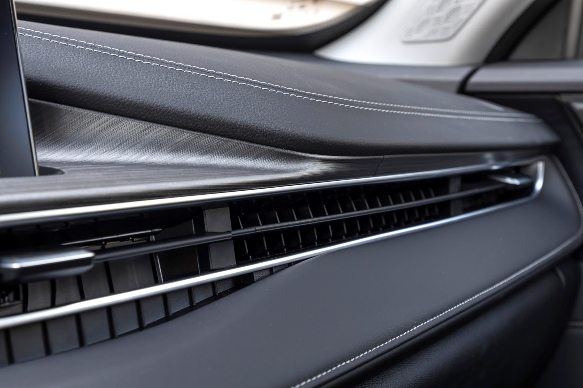 Diseño moderno del salpicadero, con acabados de calidad y detalles en metal.