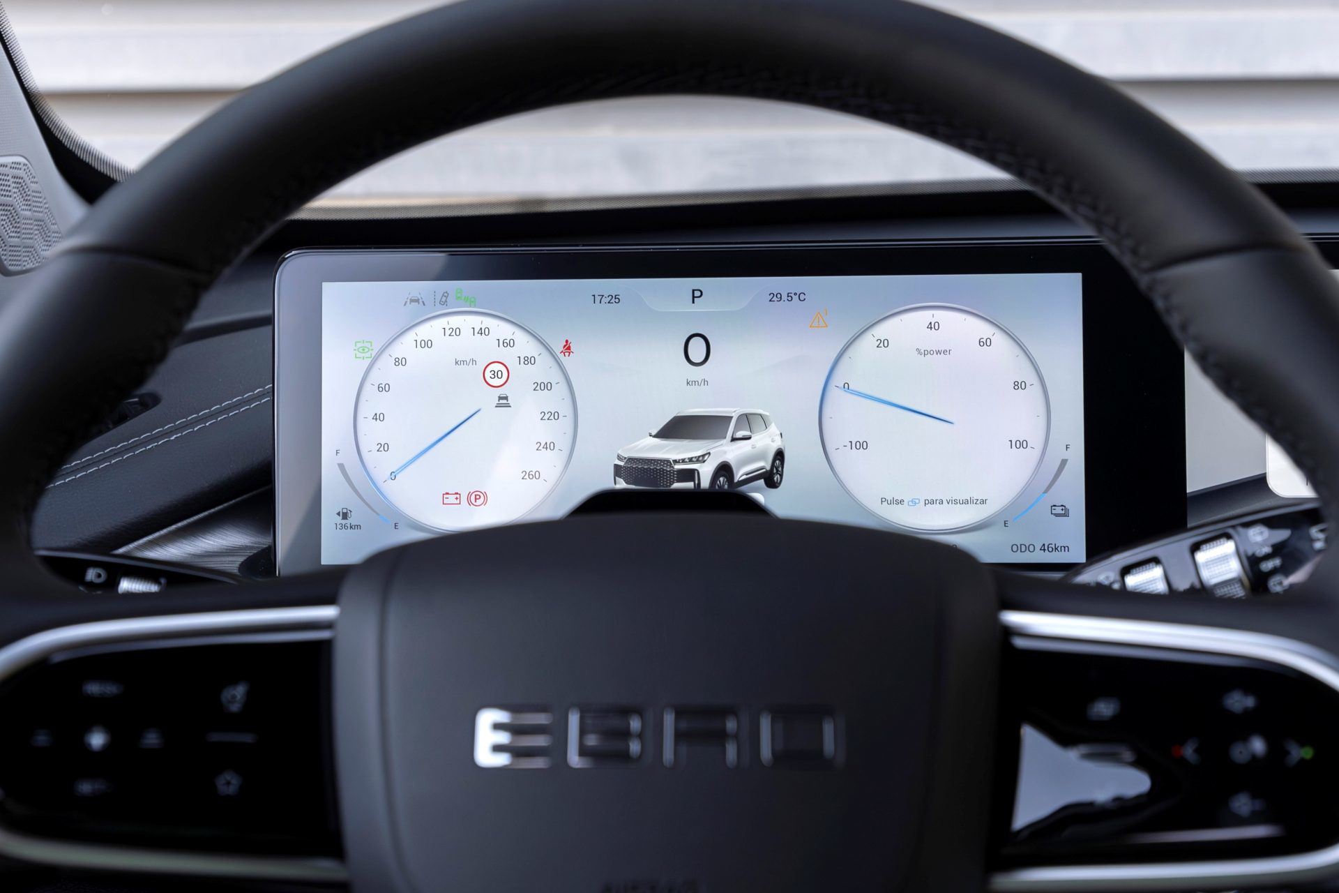 Pantalla digital que muestra información clave del SUV Ebro S400 con un diseño moderno.
