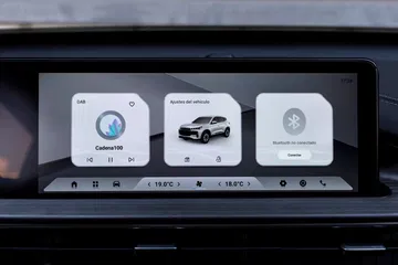 Pantalla digital con configuración de conectividad y ajustes.