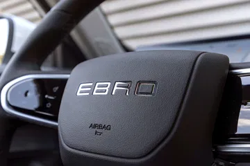 El volante del Ebro S400, moderno y ergonómico, muestra el enfoque en la seguridad y confort.