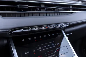 Diseño moderno con controles intuitivos para un manejo cómodo.