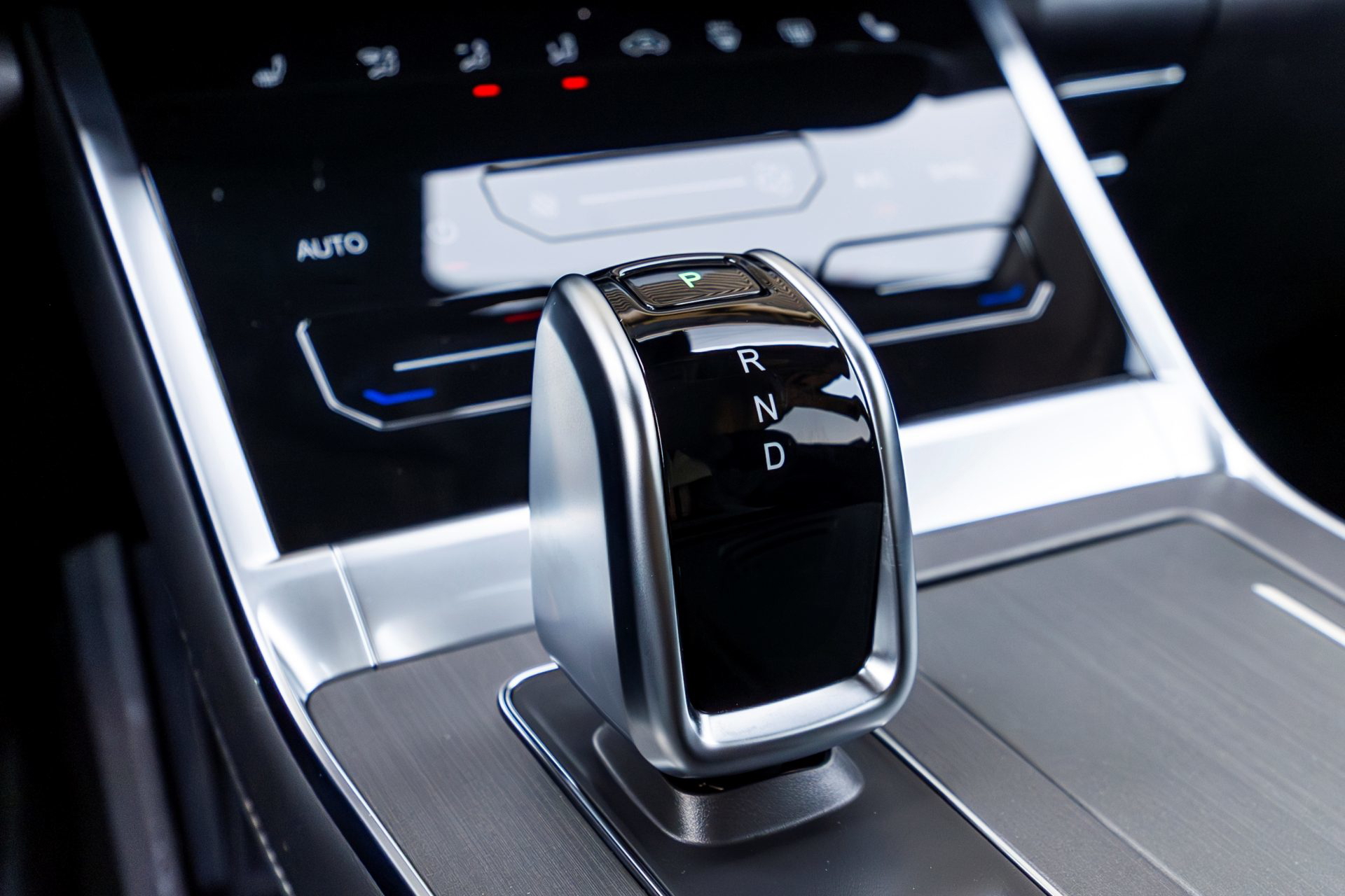 Elegante y funcional, la palanca de cambios destaca en un interior moderno.