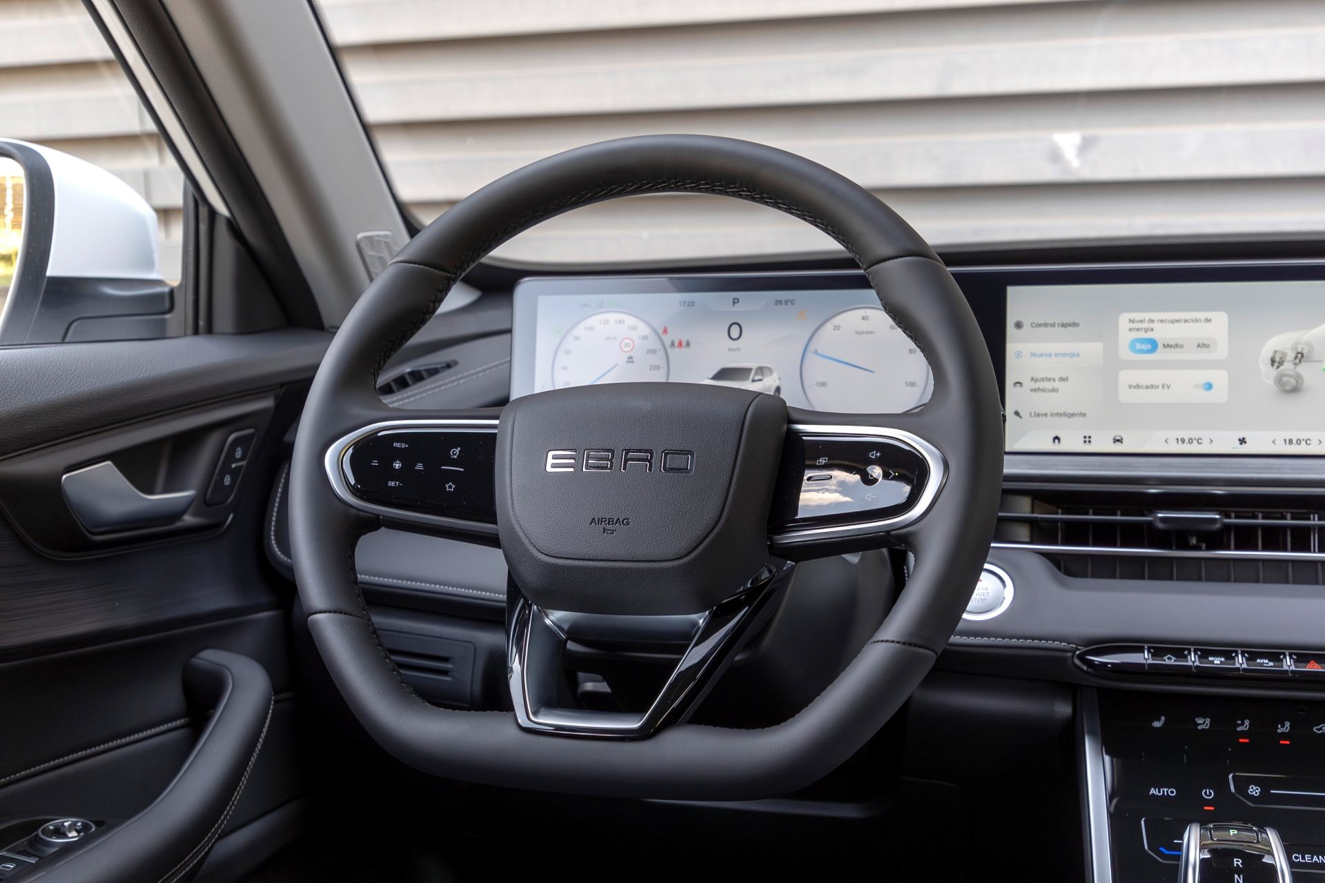 El volante del Ebro S400 presenta un diseño moderno y ergonómico, ideal para una conducción cómoda.