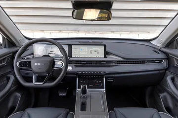 El diseño del interior destaca por su modernidad y tecnología avanzada.