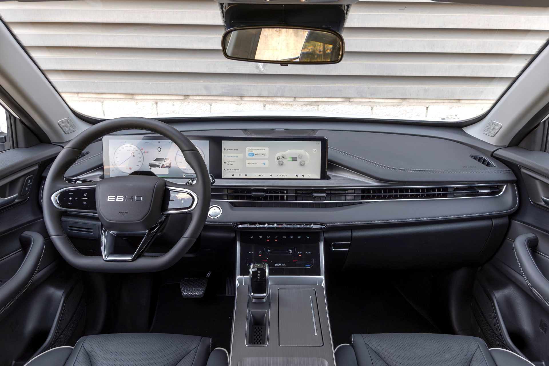 El diseño del interior destaca por su modernidad y tecnología avanzada.