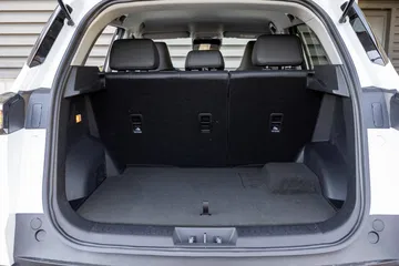 Amplio maletero ideal para viajes en familia, combina practicidad y comodidad.