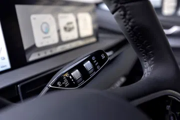Detalle del volante y controles, muestra tecnología avanzada y diseño moderno.
