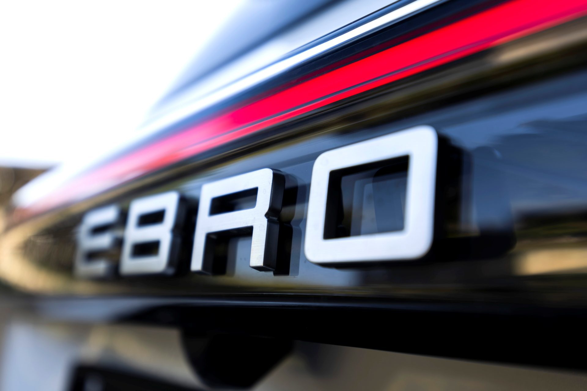 Detalles del emblemático logo Ebro en la parte trasera, símbolo de su potencia.