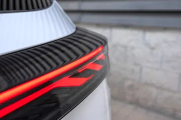 Detalle del diseño trasero, resaltando las luces LED que añaden un toque moderno.