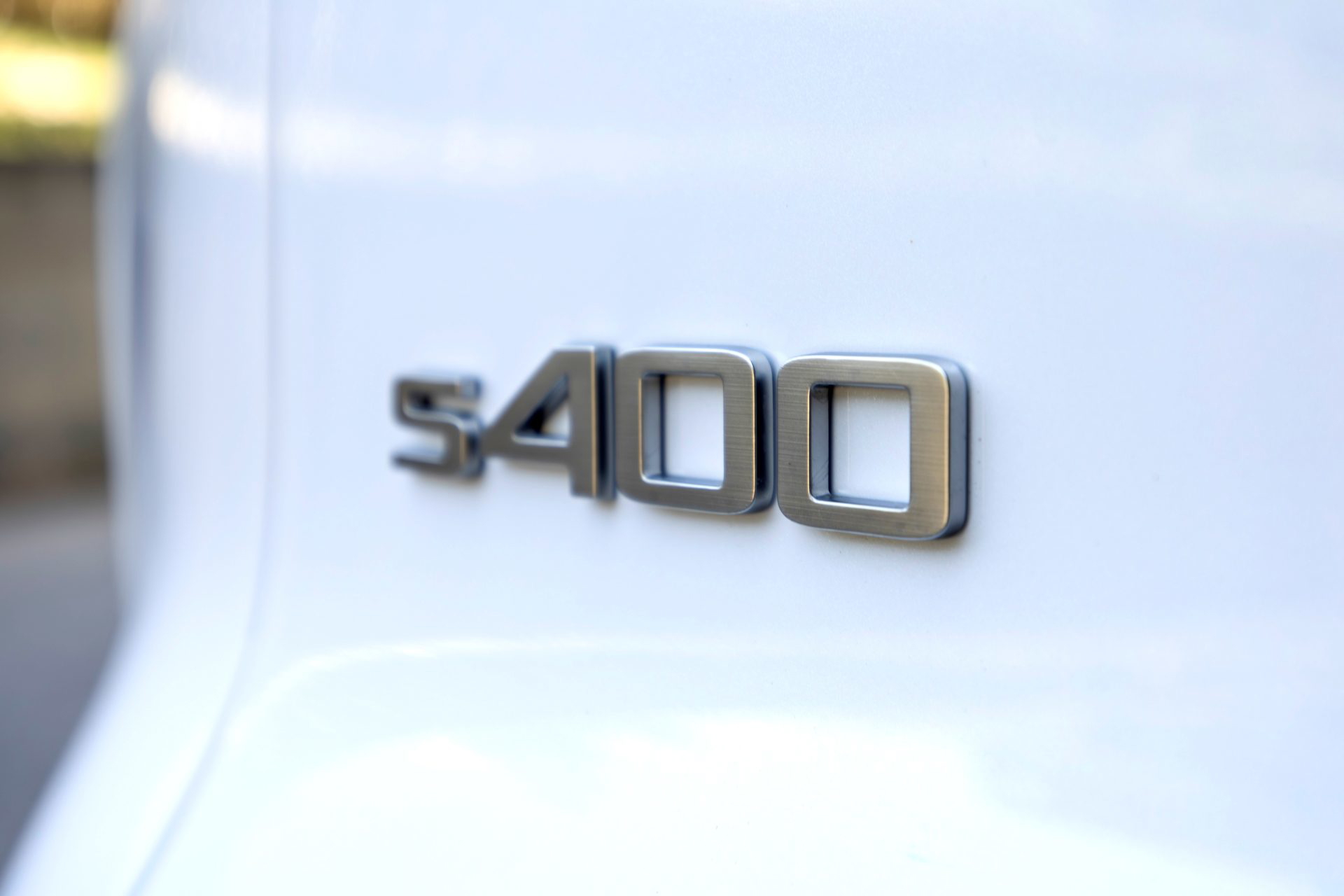 El emblema S400 destaca el diseño moderno y robusto de este SUV.