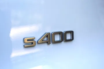 La insignia S400 destaca, reflejando el poder y la tecnología que ofrece este SUV.