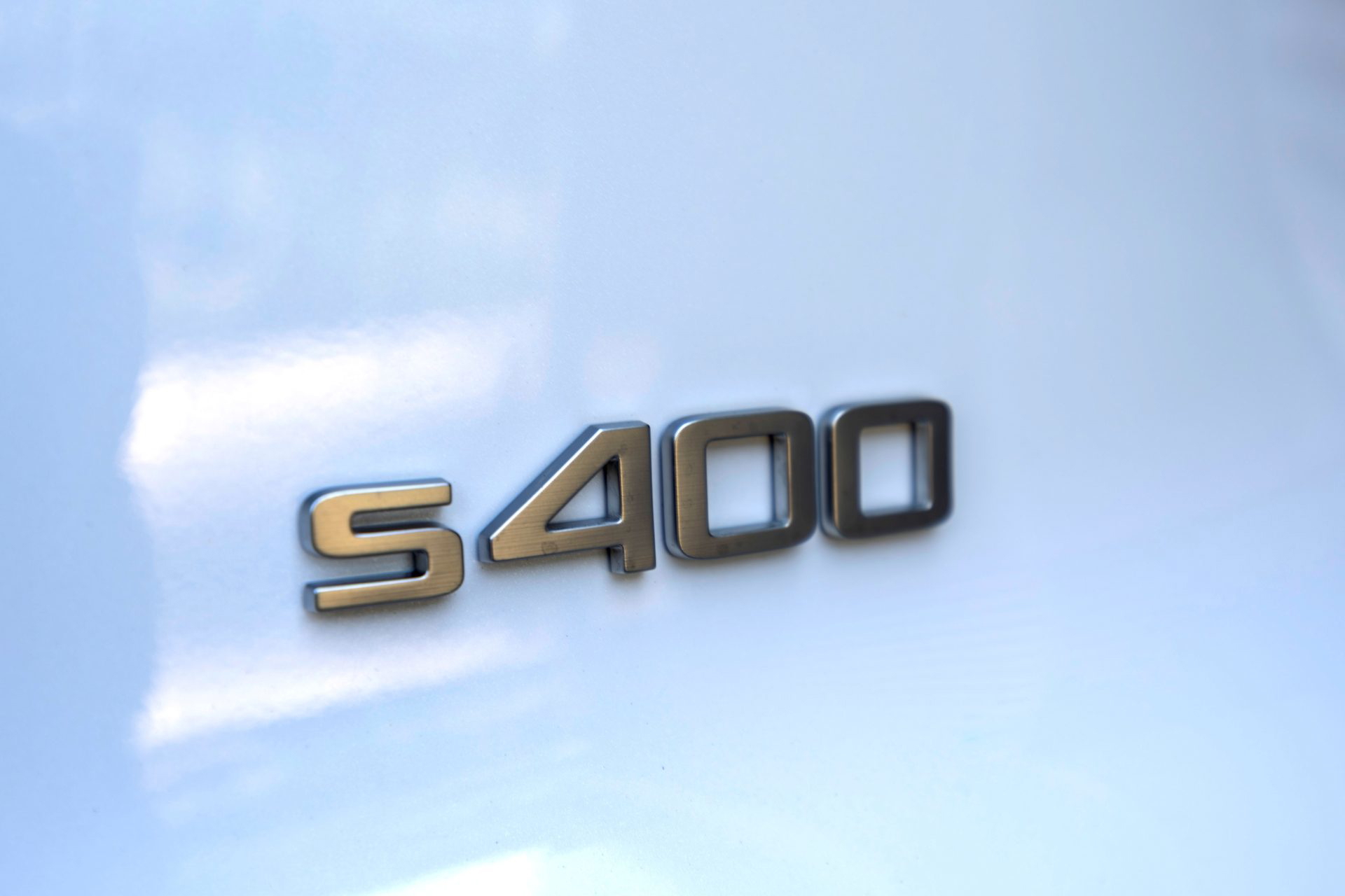 La insignia S400 destaca, reflejando el poder y la tecnología que ofrece este SUV.