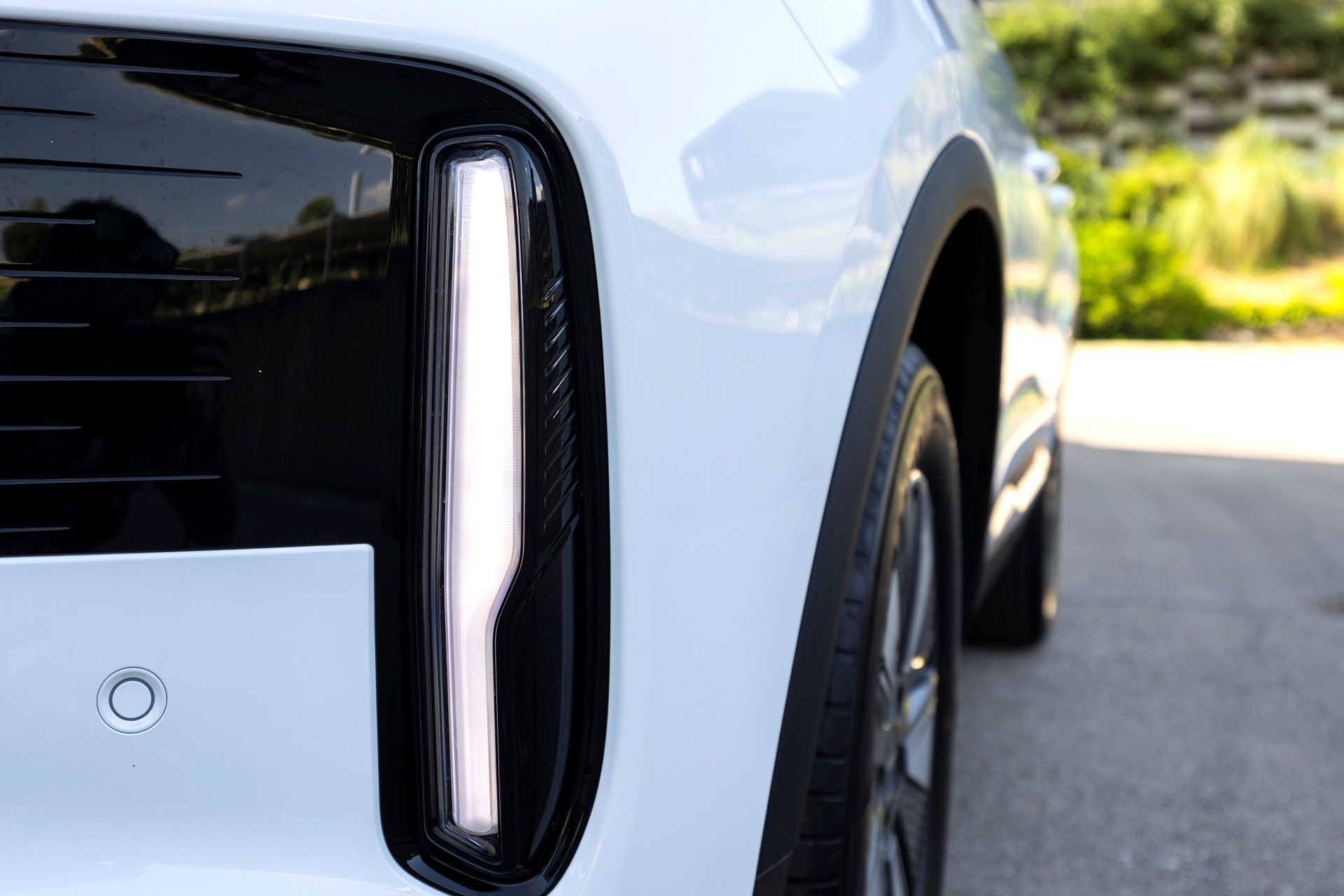 El SUV presenta un diseño moderno con detalles elegantes en su frontal.