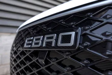 Logotipo de Ebro en la parrilla delantera, destacando su diseño moderno.