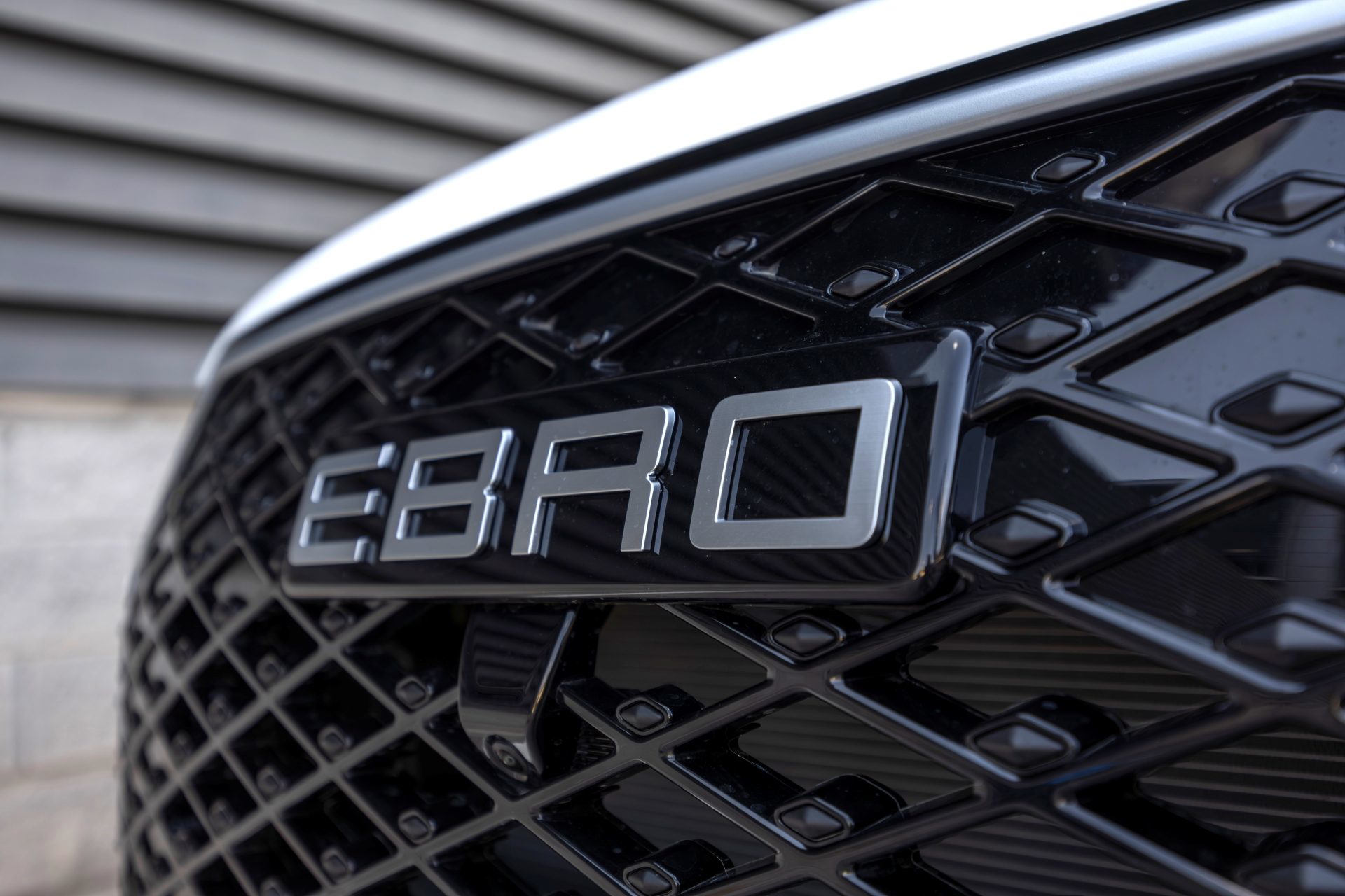 Logotipo de Ebro en la parrilla delantera, destacando su diseño moderno.