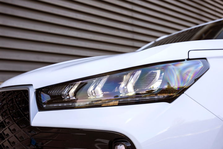 El primer plano del faro revela su diseño moderno y tecnológico. El primer plano del faro revela su diseño moderno y tecnológico.