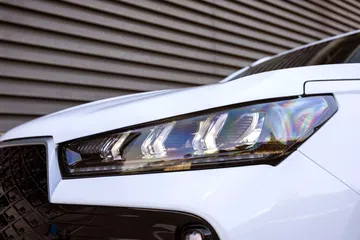 El primer plano del faro revela su diseño moderno y tecnológico.