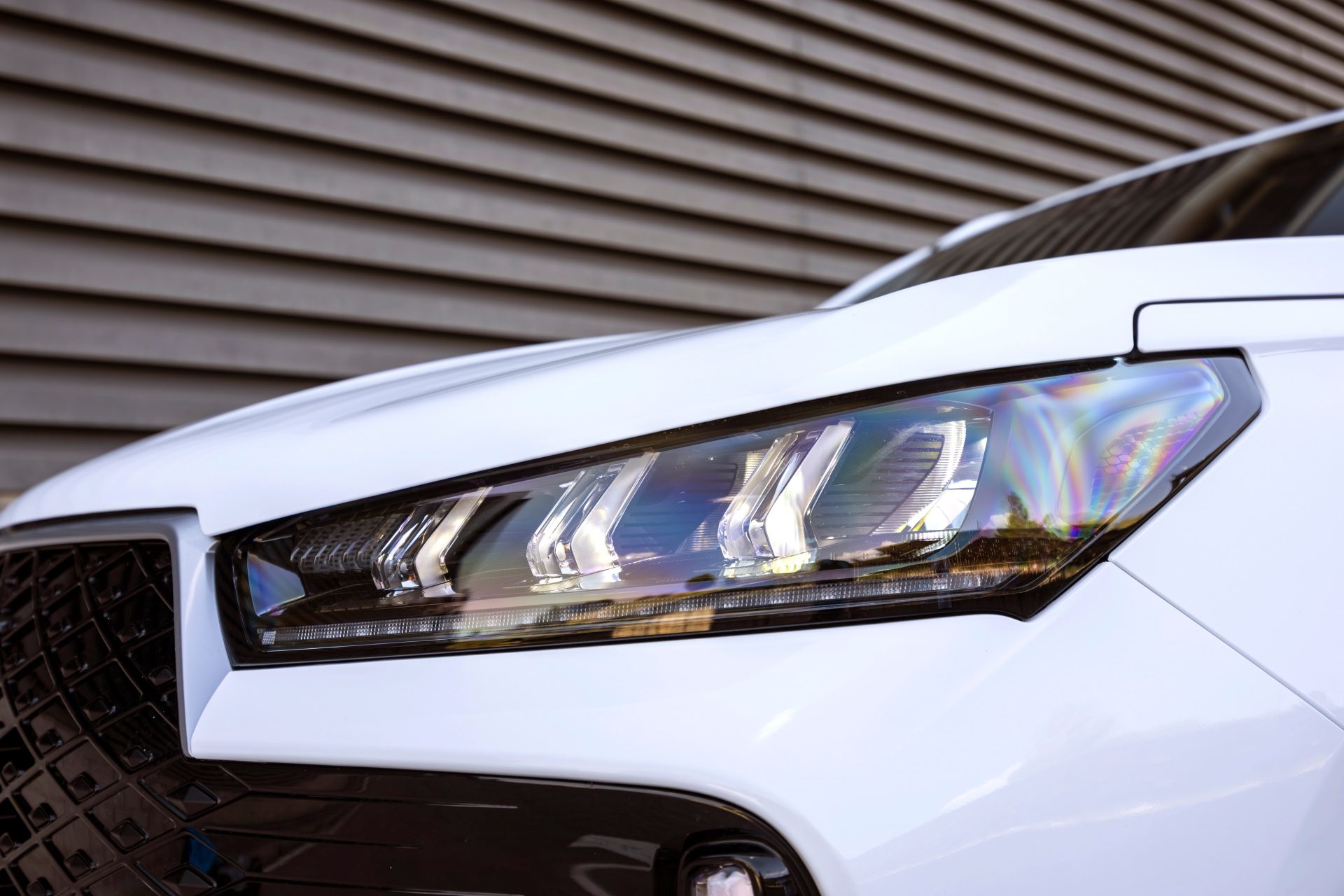 El primer plano del faro revela su diseño moderno y tecnológico.