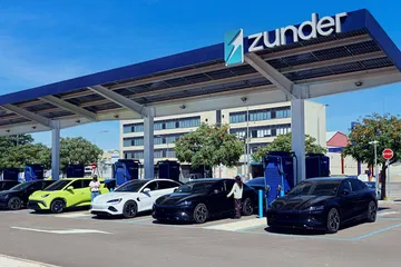 Estación de carga rápida Zunder en Vallecas, ideal para vehículos eléctricos.