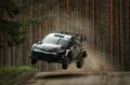 El coche en pleno salto durante el Rally de Finlandia 2025, destacando su aerodinámica.