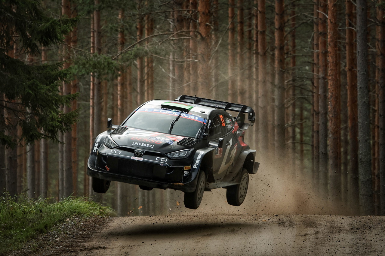 El coche en pleno salto durante el Rally de Finlandia 2025, destacando su aerodinámica.