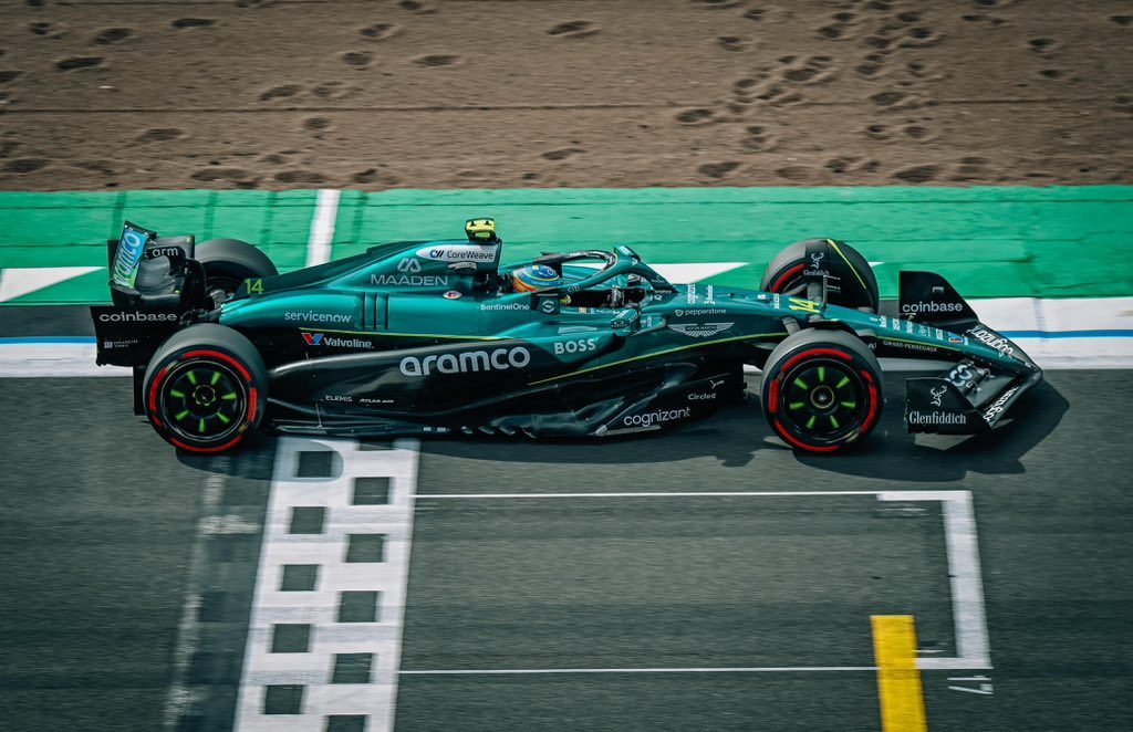 Fernando Alonso al máximo en el Aston Martin durante la clasificación.