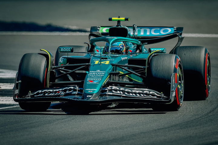 Fernando Alonso lleva al límite al Aston Martin en Silverstone.