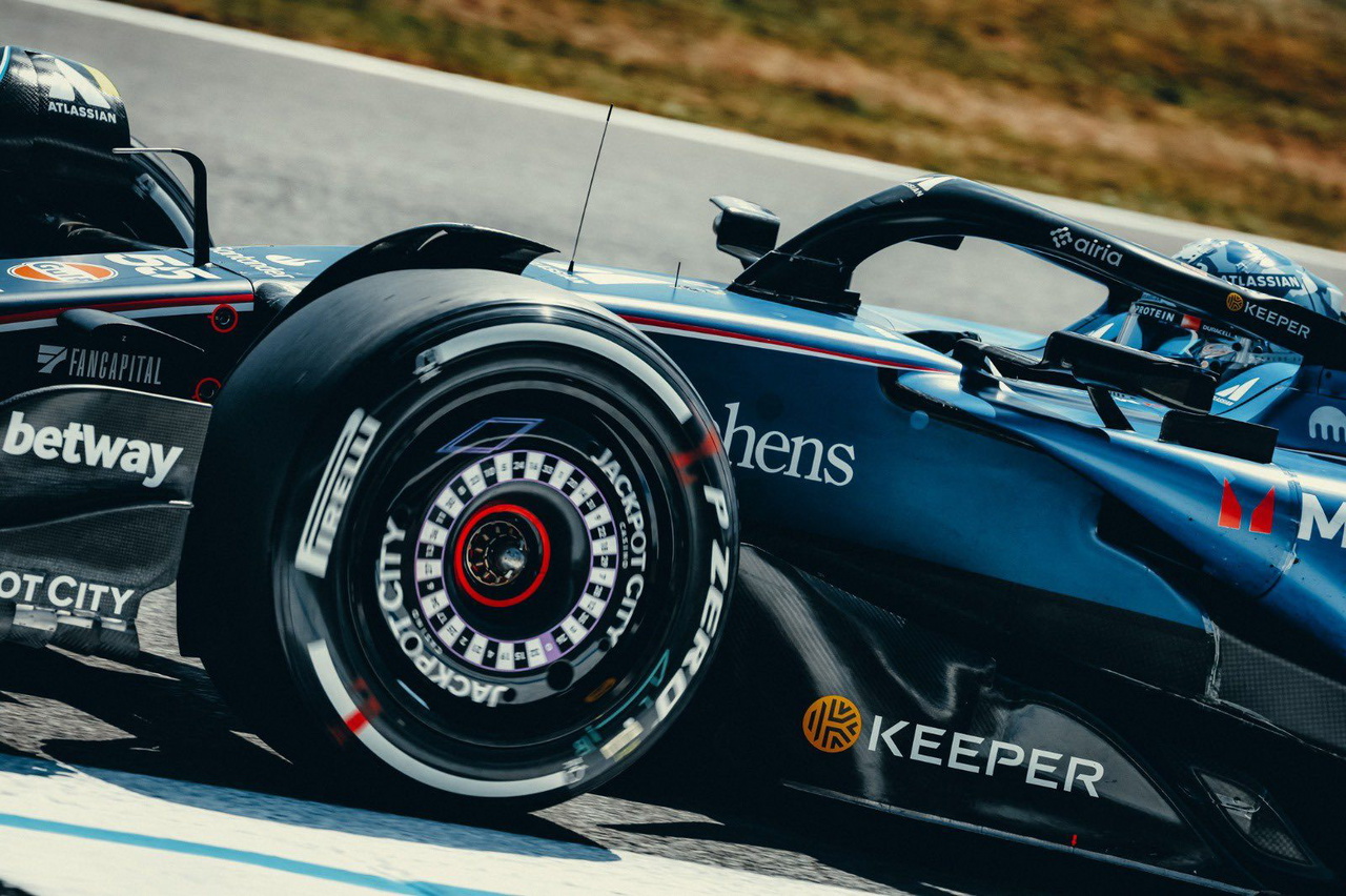 Fernando Alonso exprime al máximo su Aston Martin en Silverstone mientras Sainz busca optimizar su rendimiento.