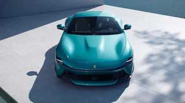 El Ferrari Amalfi combina elegancia y rendimiento con un diseño moderno y aerodinámico.