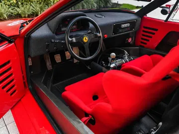 Interior del Ferrari F40 LM, con foco en los asientos deportivos y el diseño minimalista. Interior del Ferrari F40 LM, con foco en los asientos deportivos y el diseño minimalista.