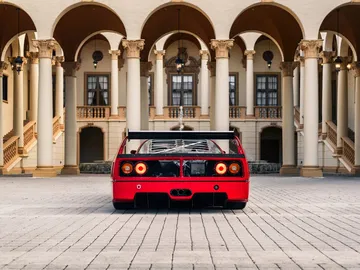 Vista trasera del Ferrari F40 LM Michelotto, un espectáculo para los amantes del motor.