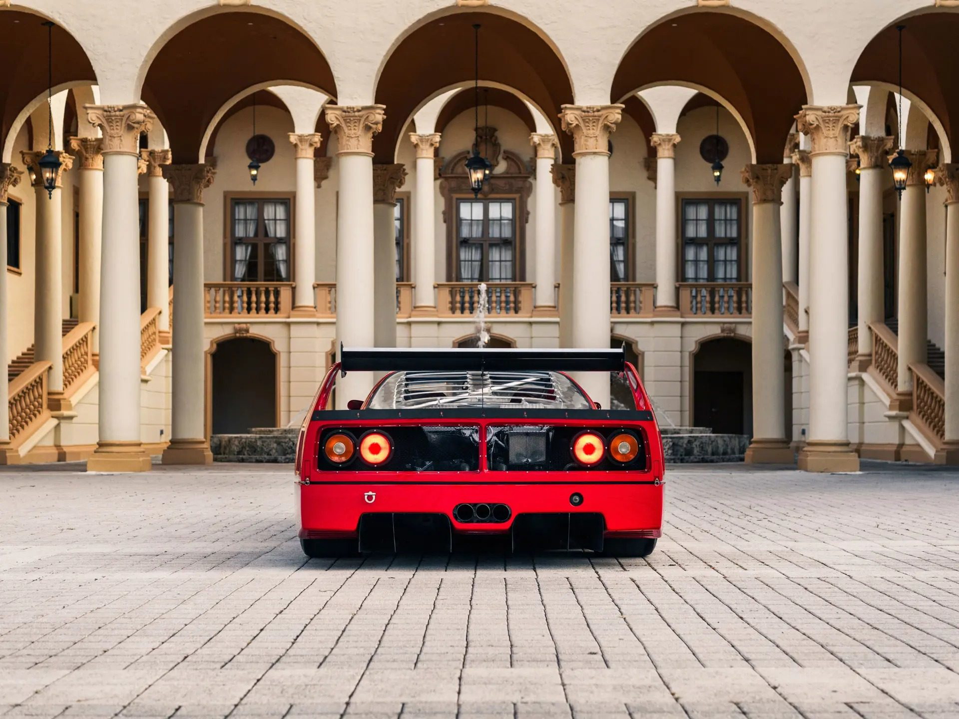 Vista trasera del Ferrari F40 LM Michelotto, un espectáculo para los amantes del motor.