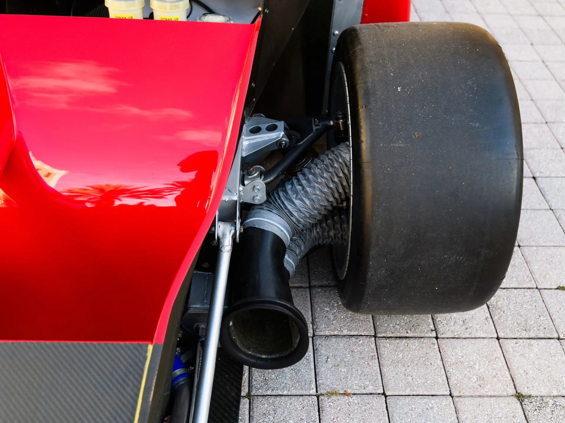 Vista del sistema de escape del Ferrari F40 LM, destacando su potencia y diseño aerodinámico.