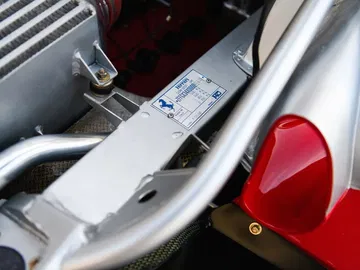 Vista del motor del Ferrari F40 LM, mostrando el panel de identificación.
