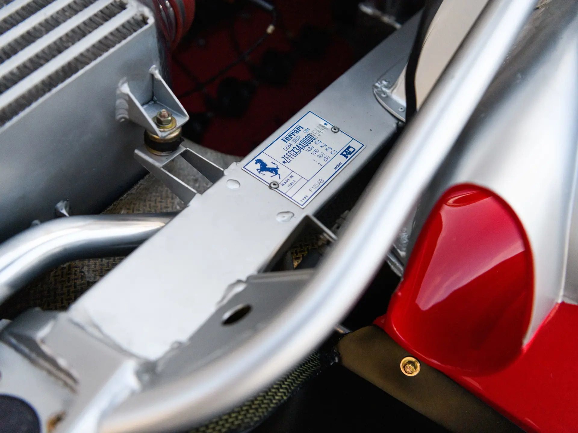 Vista del motor del Ferrari F40 LM, mostrando el panel de identificación.