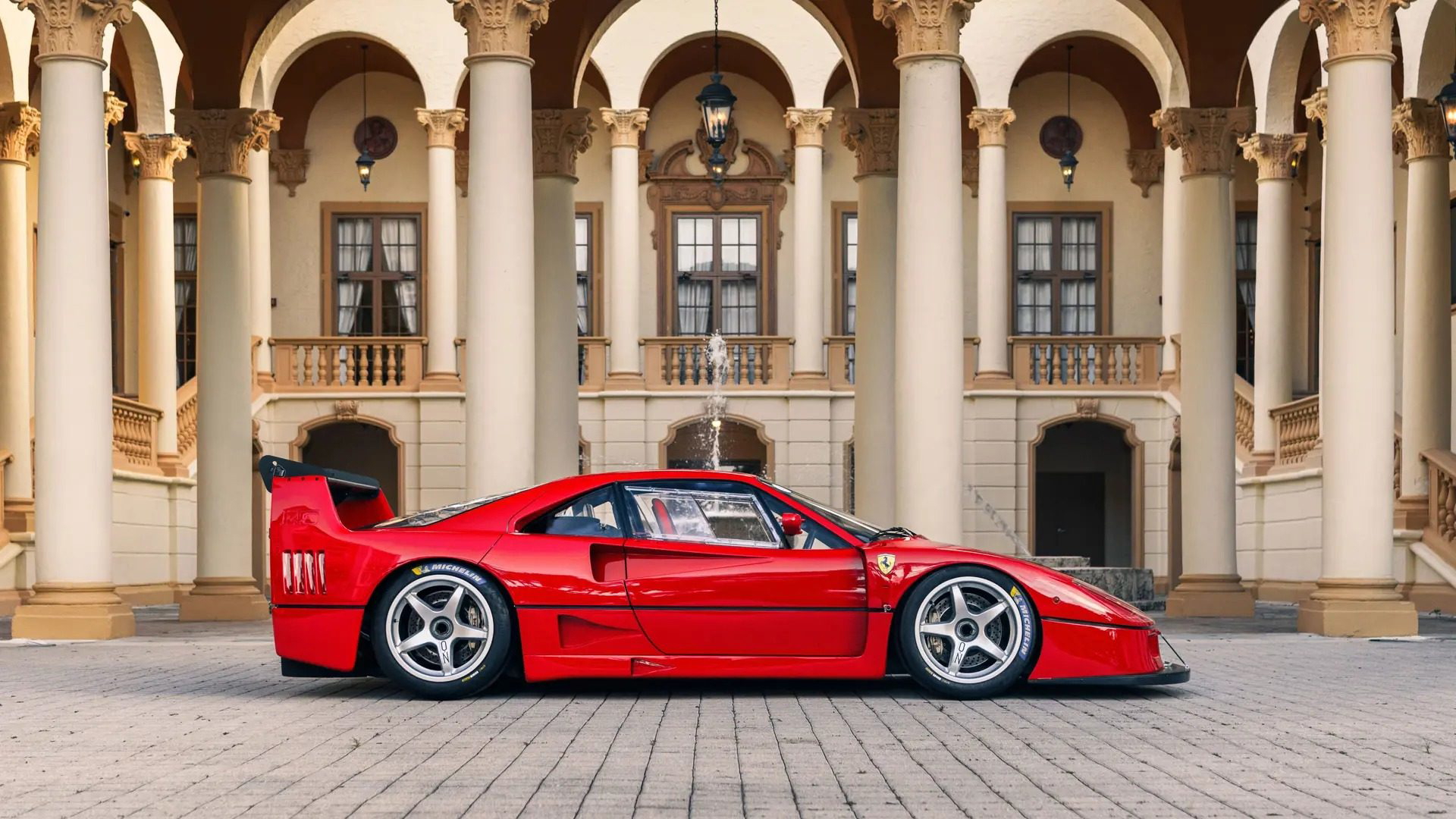Imponente Ferrari F40 LM Michelotto, listo para la pista.