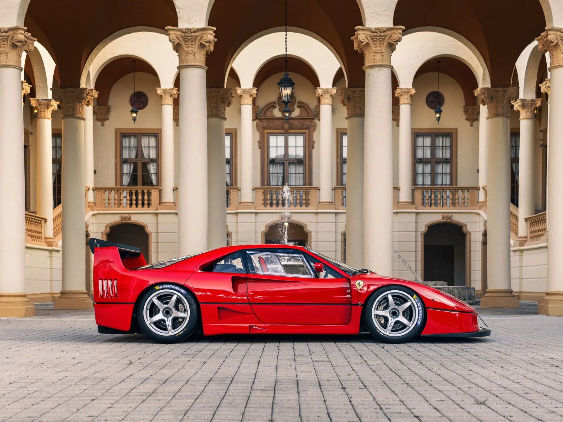 El Ferrari F40 LM de Michelotto, un ícono de la velocidad y la pasión automovilística.