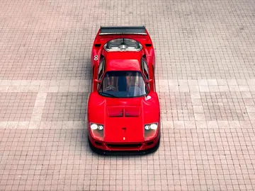 Vista espectacular del Ferrari F40 LM Michelotto, un ícono de velocidad y rendimiento.