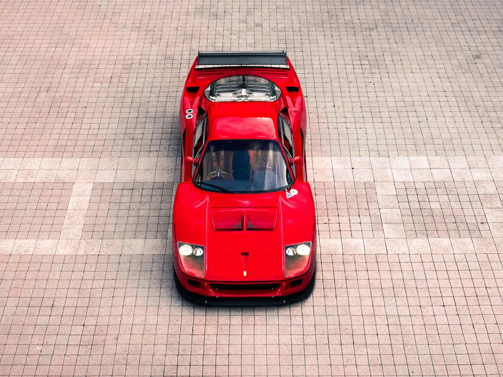Vista espectacular del Ferrari F40 LM Michelotto, un ícono de velocidad y rendimiento.