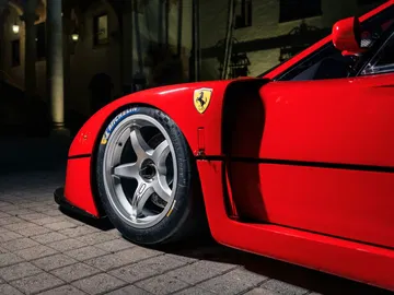 Vista lateral del Ferrari F40 LM, destacando su imponente diseño y llantas.